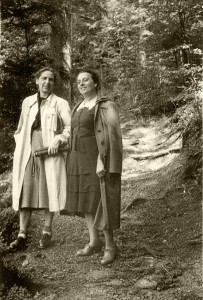 Margarete Herberg (li.) und Antonie Sandels beim Wandern im Odenwald (Aufnahme 50erJahre) © Dr. Dieter Herberg