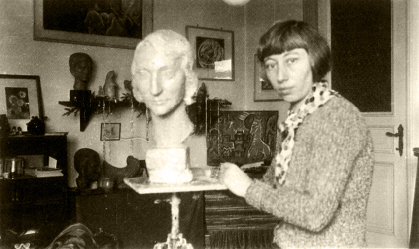 Die Bildhauerin Hedwig Wittekind in ihrem Atelier (Aufnahme ohne Datum) © Privat