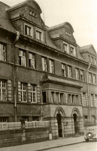 Im Haus Blanchardstraße 22 (linker Eingang) werden Robert Eisenstädt und Tuschi Müller zeitweise versteckt. © Dr. Eugen Kahl