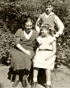 Fritz und Ruth mit ihrer Mutter Elisabeth Höniger im Garten der Arndtstrasse 38 (Aufnahme 30er Jahre)