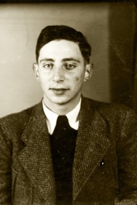 Passfoto von Manfred Ehlbaum in seinem Fluchtdokument. (Aufnahme ca. 1940) © Gedenkstätte Yad Vashem, Signatur 5339/27