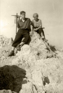 Maria Schaefer und Sohn Jürg. Sohn Klaus fotografiert bei dieser Wandertour auf den Spitz-Kofl in Österreich 1943 © Klaus Schaefer