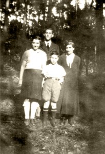 Robert (im Hintergrund) mit Mutter Henriette, und den Geschwistern Rosa und Heini. (Aufnahme 1936) Die Familie Eisenstädt wird am 1.6.1942 aus Hanau deportiert. © Gerald von Gostomski